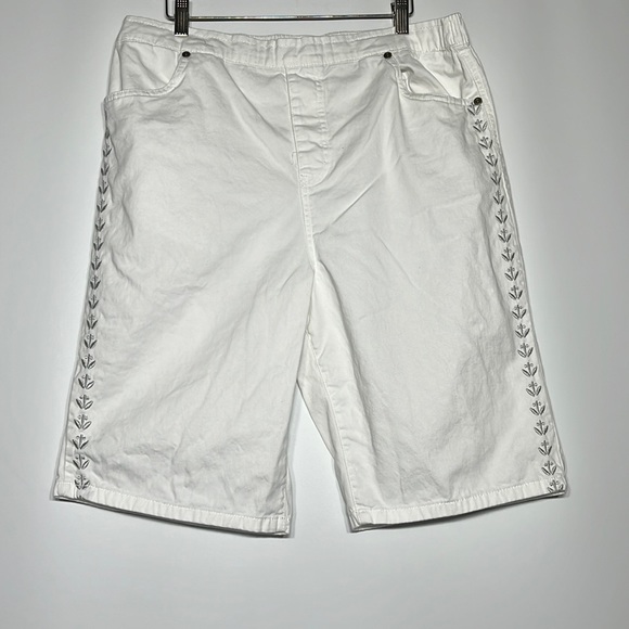 NWOT White American sweetheart shorts with large pockets - Picture 1 of 3